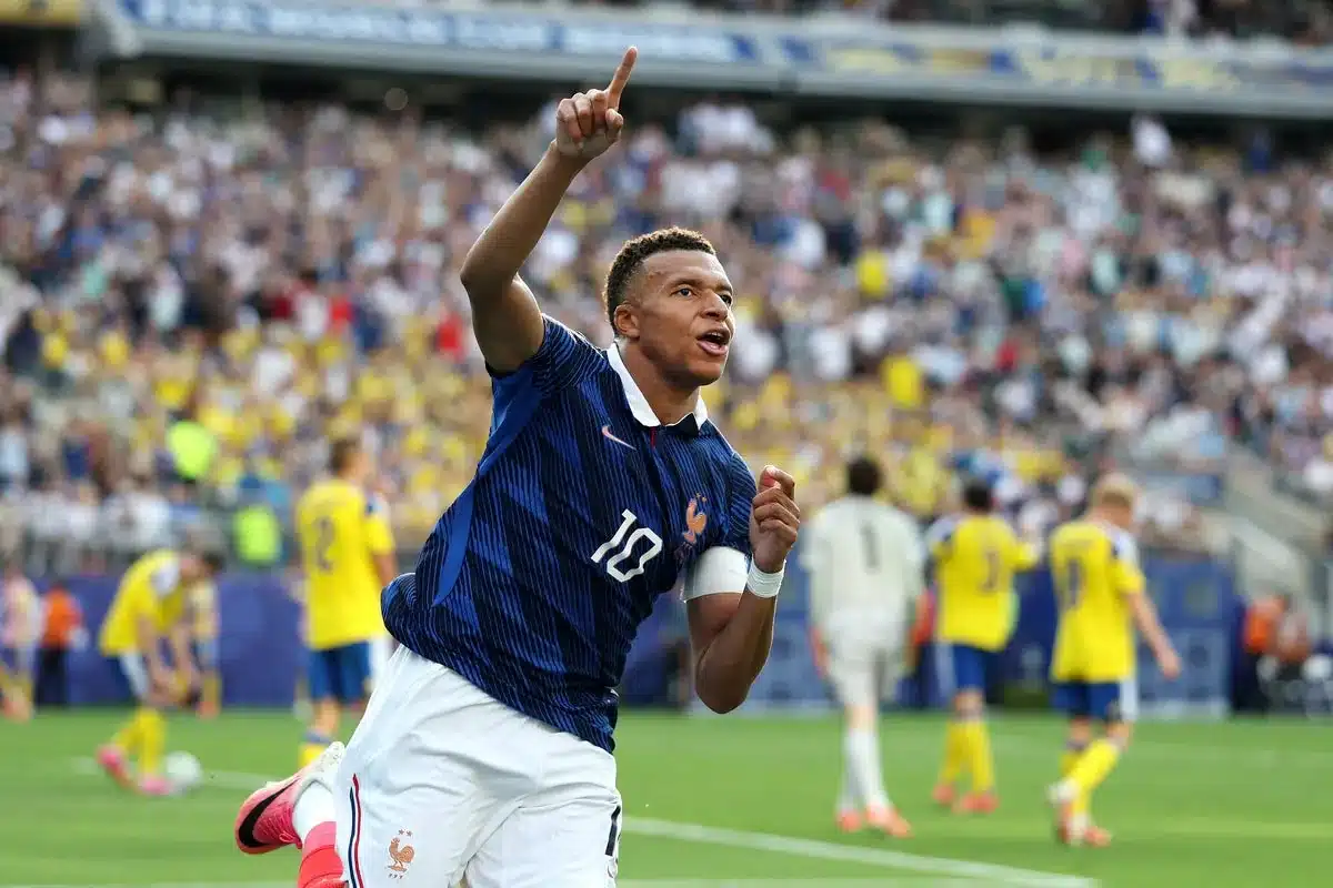 Kylian Mbappé at the double as France swat aside Sweden in World Cup masterclass