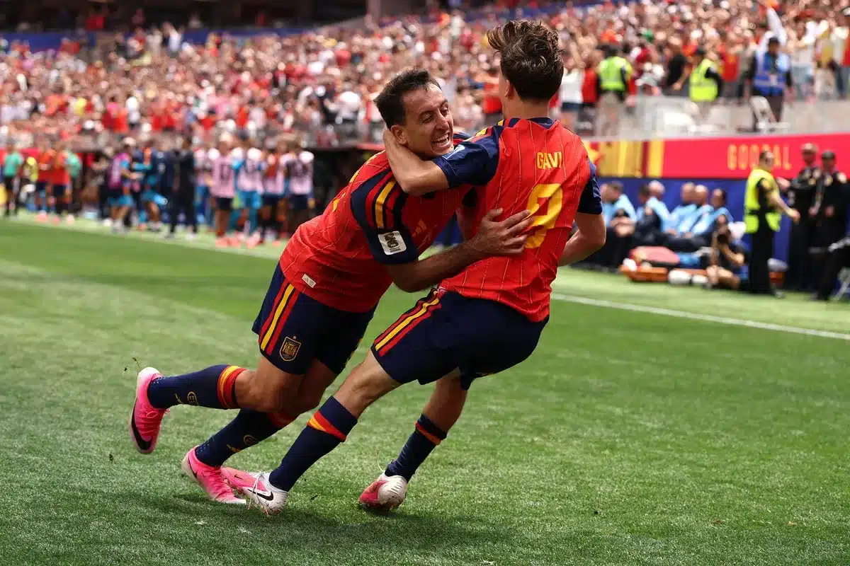 Mikel Oyarzabal at the double as Spain beat Austria and cruise into last 16