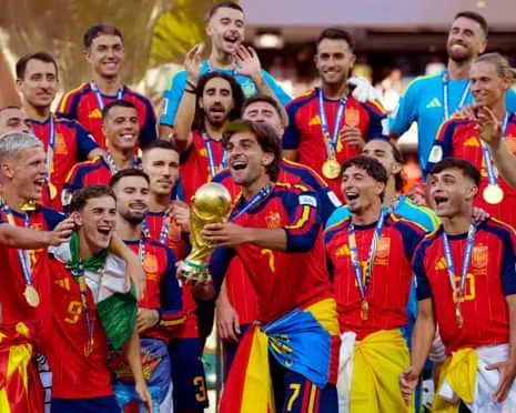 Ferran Torres lifts the World Cup