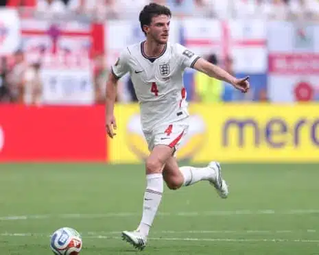 Declan Rice on the ball against Norway