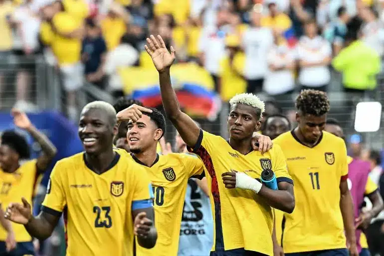 Ecuador's midfielder #10 Kendry Paez (C-L) and forward #20 Nilson Angulo (C-R) celebrate after winning the 2026 World Cup Group E football match between Ecuador and Germany at the New York/New Jersey Stadium in East Rutherford on June 25, 2026. (Photo by Jewel SAMAD / AFP)