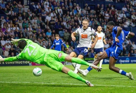 Thierno Barry of Everton scores their first goal.