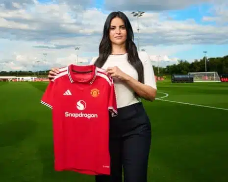 Eva Olid with a Manchester United shirt