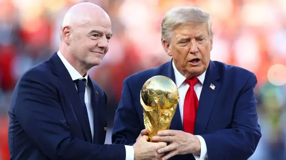 Fifa's Gianni Infantino and US President Donald Trump hold the World Cup trophy
