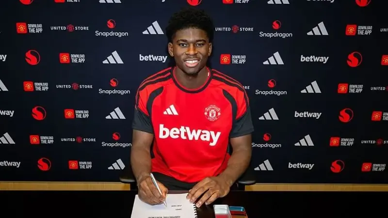Carlos Baleba signs his Manchester United contract