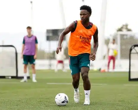 Vinícius Júnior dribbles the ball.