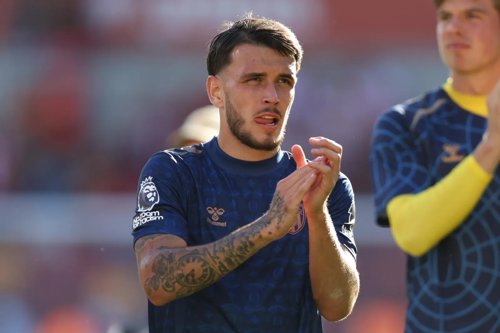 BRENTFORD, ENGLAND - SEPTEMBER 5: Enzo Le Fee of Sunderland applauds the fans after the Premier League 2026/27 match between Brentford and Sunderland at Gtech Community Stadium on September 5, 2026 in Brentford, England. (Photo by Alexander Canillas/MB Media/Getty Images)