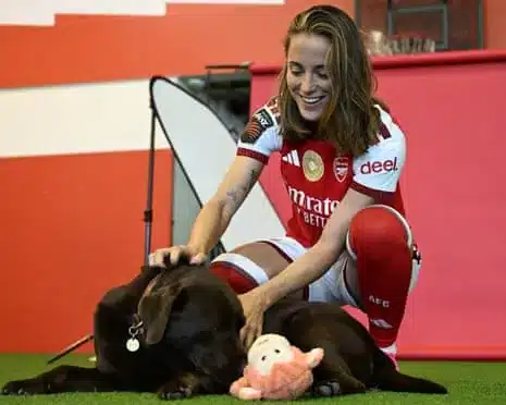 Ona Batlle of Arsenal meets Win the Arsenal therapy dog after signing